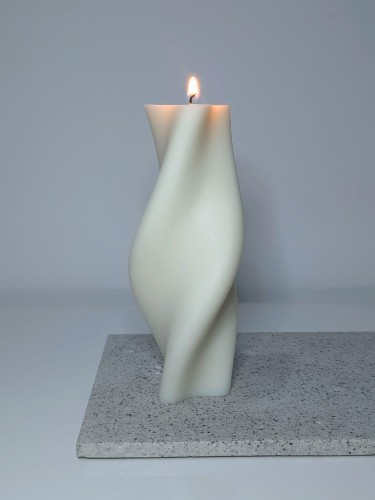 wysoka-dekoracyjna-swieca-sojowa-recznie-robiona