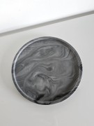 okragla-ozdobna-podstawka-szara-na-swiece