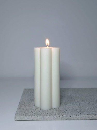 ozdobna-swieca-sojowa-kwiat-recznie-robiona