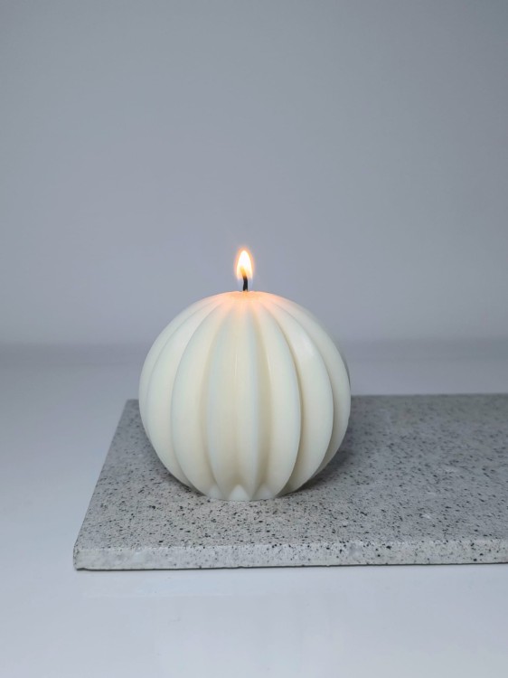 dekoracyjna-swieca-sojowa-recznie-robiona-kula-ryflowana