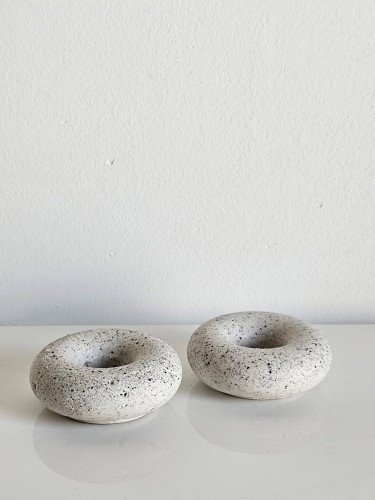 okragle-dekoracyjne-swieczniki-minimalistyczne-na-swiece-stozkowe