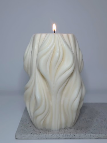 duza-swieca-sojowa-dekoracyjna-falista