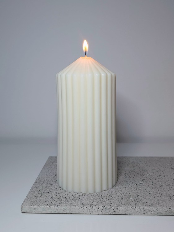 duza-swieca-dekoracyjna-sojowa-recznie-robiona-filar