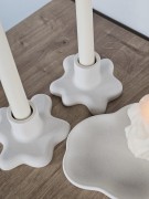 biale-dekoracyjne-swieczniki-z-gipsu-na-swiece-stolowe