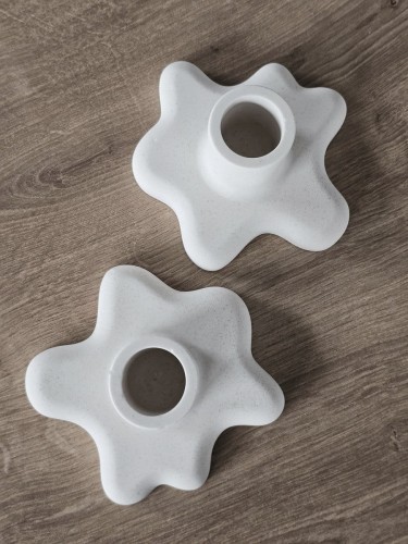 ozdobne-swieczniki-na-swiece-stozkowe-biale