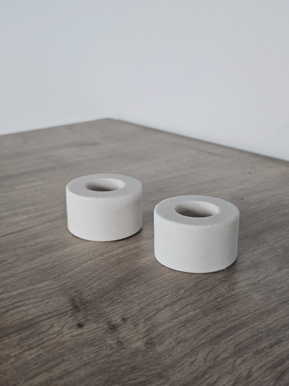 minimalistyczne-biale-swieczniki-z-gipsu