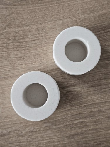 proste-biale-swieczniki-na-swiece-stozkowe