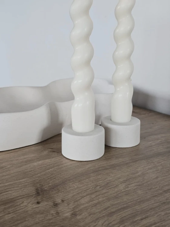 dekoracyjne-swieczniki-biale-z-gipsu-na-swiece-stolowe