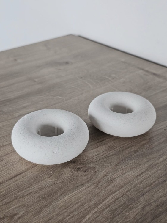 minimalistyczne-okragle-biale-swieczniki-z-gipsu