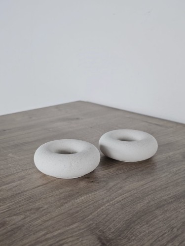 proste-okragle-swieczniki-na-swiece-stolowe