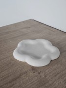 minimalistyczna-biala-podstawka-pod-bizuterie