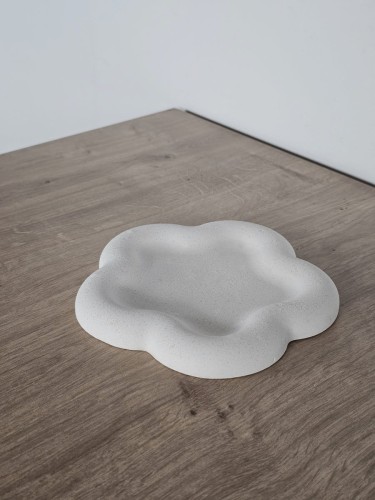 minimalistyczna-biala-podstawka-pod-bizuterie