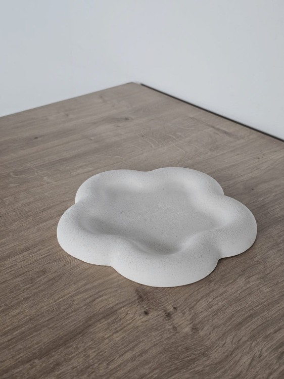 minimalistyczna-biala-podstawka-pod-bizuterie