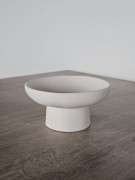 minimalistyczna-biala-misa-na-nodze-na-bizuterie