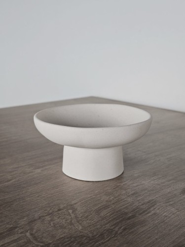 minimalistyczna-biala-misa-na-nodze-na-bizuterie