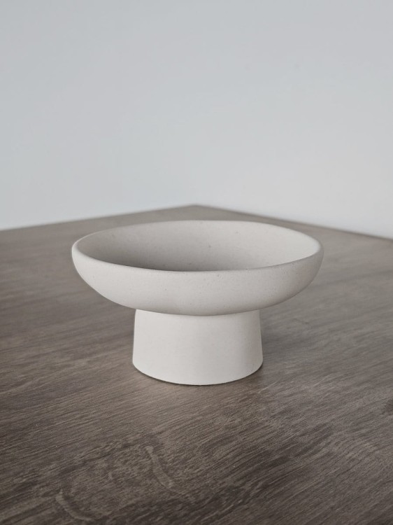 minimalistyczna-biala-misa-na-nodze-na-bizuterie