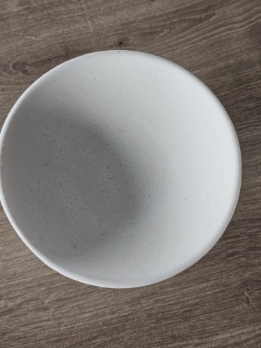 biala-dekoracyjna-misa-na-nodze-z-gipsu