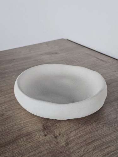 dekoracyjna-minimalistyczna-misa-o-kamiennej-strukturze