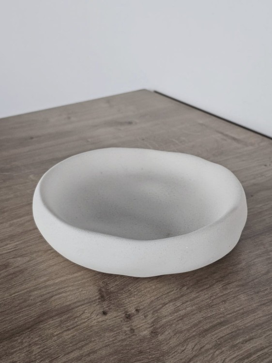 dekoracyjna-minimalistyczna-misa-o-kamiennej-strukturze