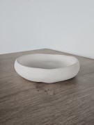 nieregularna-misa-gipsowa-organiczna-krawedz-jasny-kolor