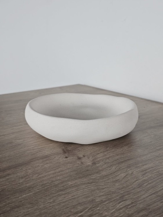 nieregularna-misa-gipsowa-organiczna-krawedz-jasny-kolor
