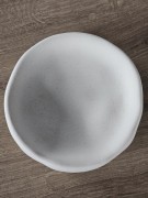 recznie-wykonana-biala-misa-z-gipsu