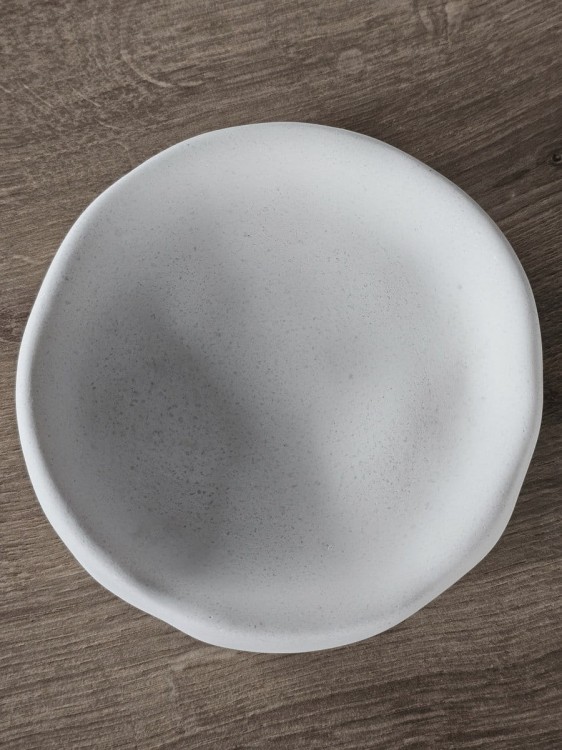 recznie-wykonana-biala-misa-z-gipsu