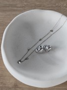 dekoracyjna-biala-podstawka-pod-bizuterie