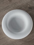 masywna-okragla-podstawka-z-gipsu-biala