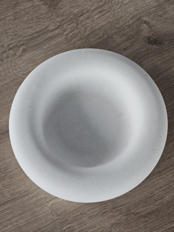 masywna-okragla-podstawka-z-gipsu-biala