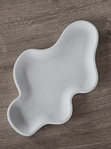 minimalistyczna-biala-podstawka-fala-pod-bizuterie