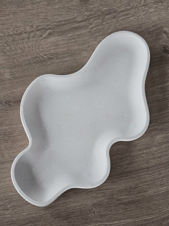 minimalistyczna-biala-podstawka-fala-pod-bizuterie