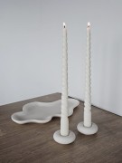 recznie-wykonana-biala-podstawka-kamienna-struktura