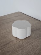 miniamlistyczny-bialy-pojemnik-z-gipsu