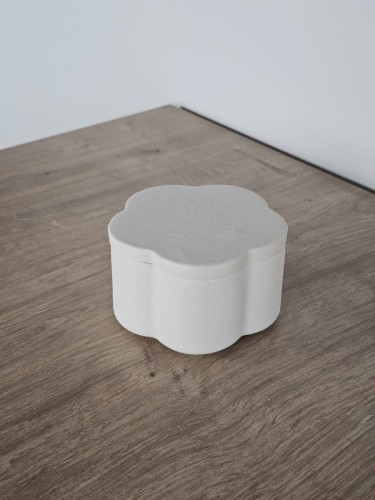 miniamlistyczny-bialy-pojemnik-z-gipsu