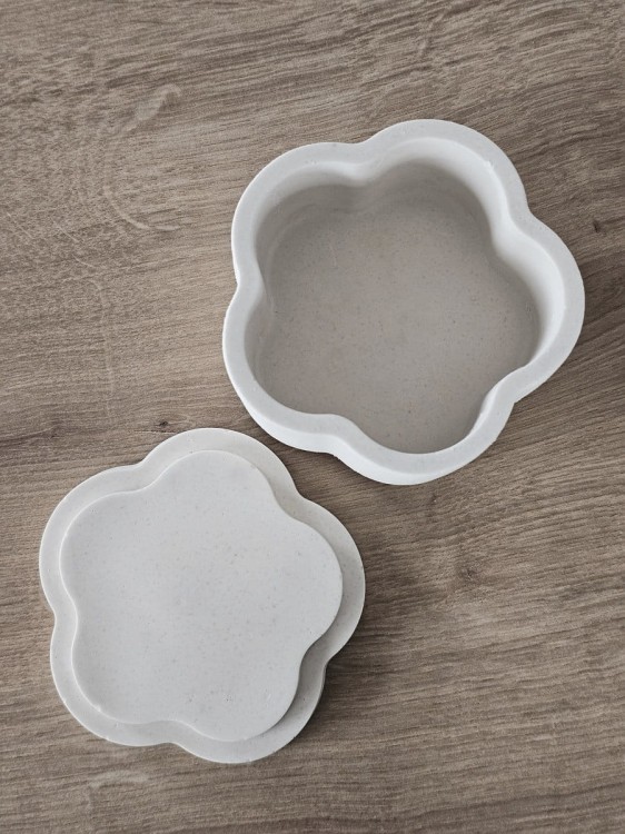 recznie-wykonany-dekoracyjny-bialy-pojemnik-kwiat