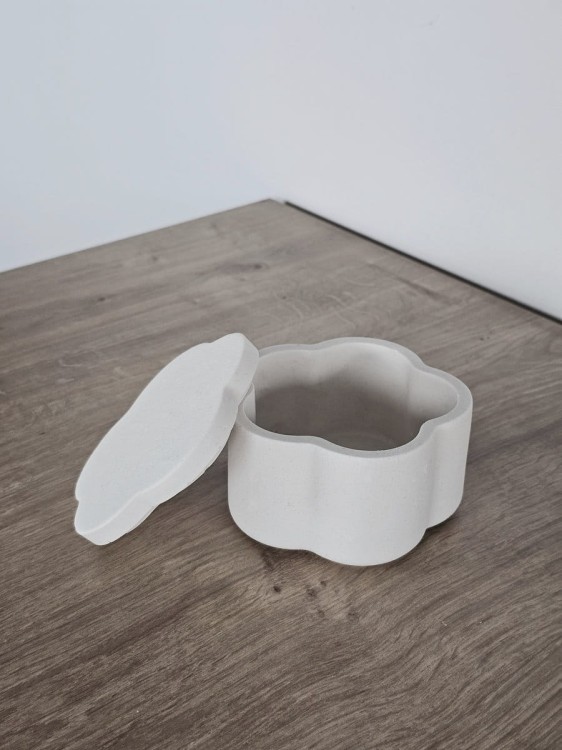 bialy-dekoracyjny-pojemnik-z-gipsu-na-bizuterie