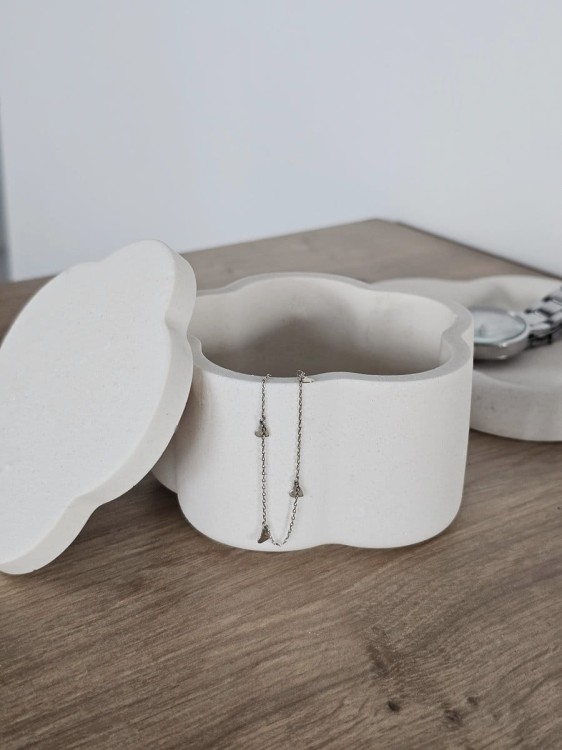 bialy-gipsowy-pojemnik-na-bizuterie-kwiat