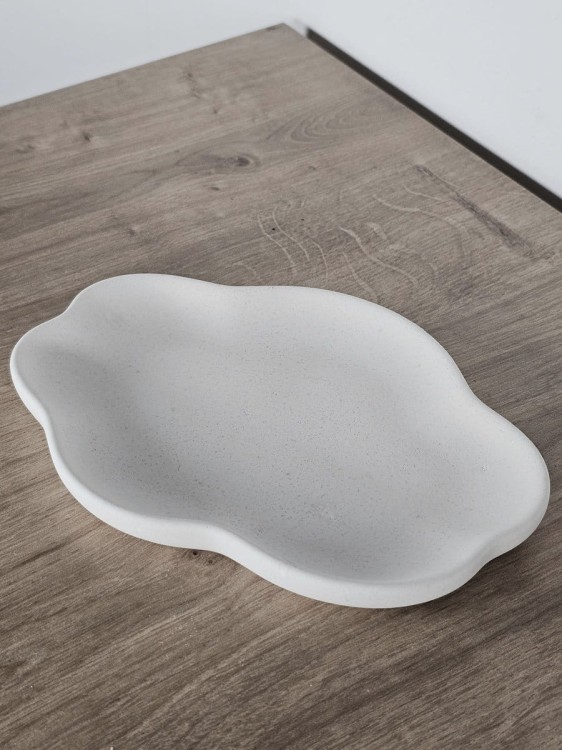 minimalistyczna-podstawka-na-bizuterie-chmura-biala