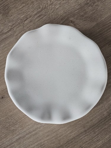 biala-dekoracyjna-podstawka-struktura-kamienia