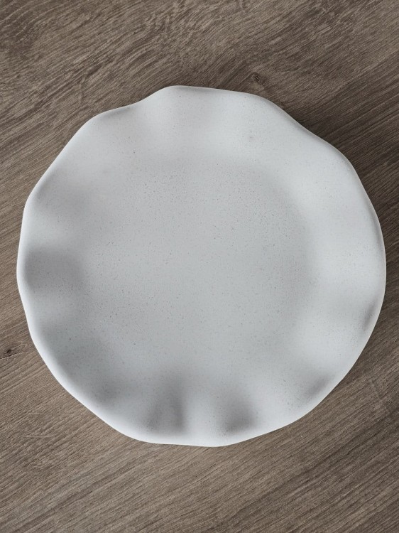 biala-dekoracyjna-podstawka-struktura-kamienia