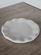 dekoracyjna-minimalistyczna-biala-podstawka-z-gipsu