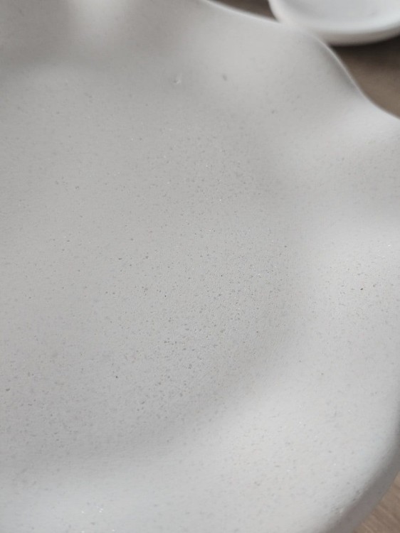 recznie-wykonana-jasna-podstawka-z-gipsu