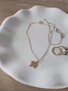 ozdobna-minimalistyczna-biala-podstawka-pod-bizuterie