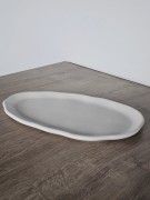 minimalistyczna-biala-kamienna-podstawka-owalna-z-gipsu