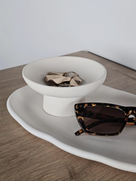 biala-dekoracyjna-podstawka-pod-bizuterie-i-akcesoria