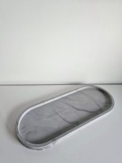 owalna-szara-taca-minimalistyczna-pod-swiece