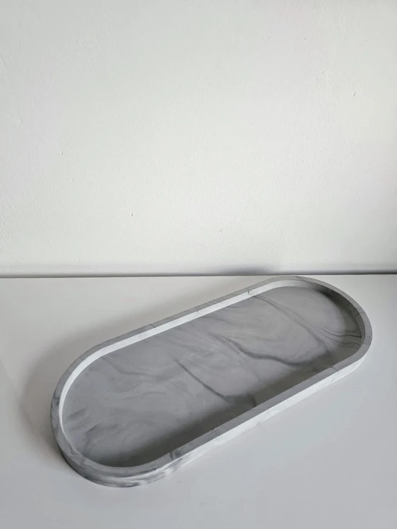 owalna-szara-taca-minimalistyczna-pod-swiece