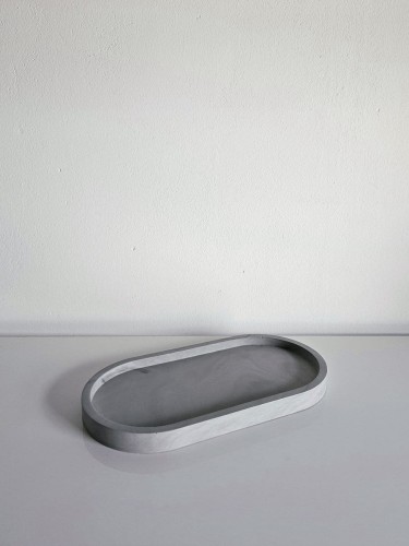 szara-recznie-wykonana-podstawka-z-gipsu-pod-bizuterie