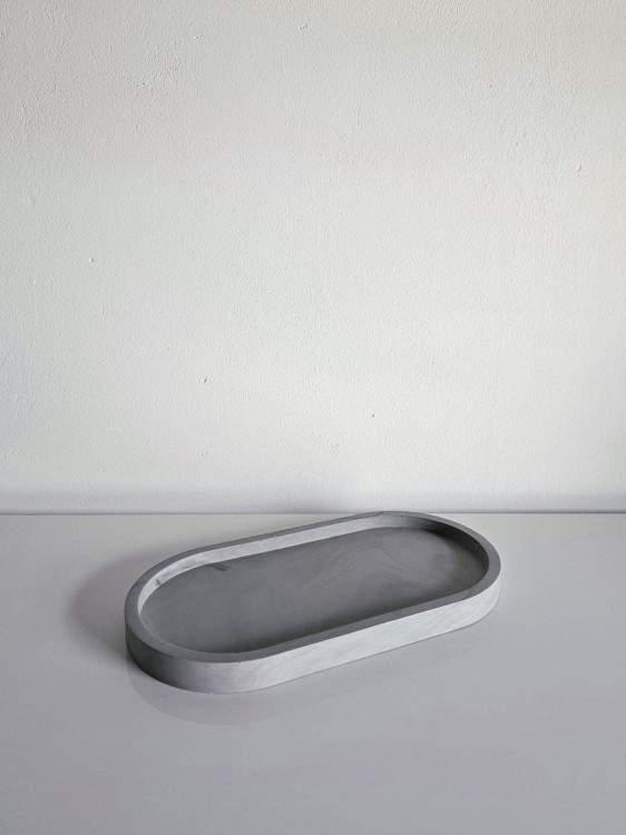 szara-recznie-wykonana-podstawka-z-gipsu-pod-bizuterie